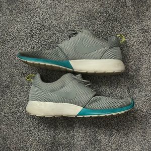 Used - Nike Roshe Run Sneaker - Sz 10.5